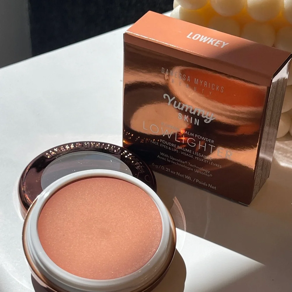 DANESSA MYRICKS BEAUTY Yummy Skin Blurring Powder In Lowkey (Peachy Gold)